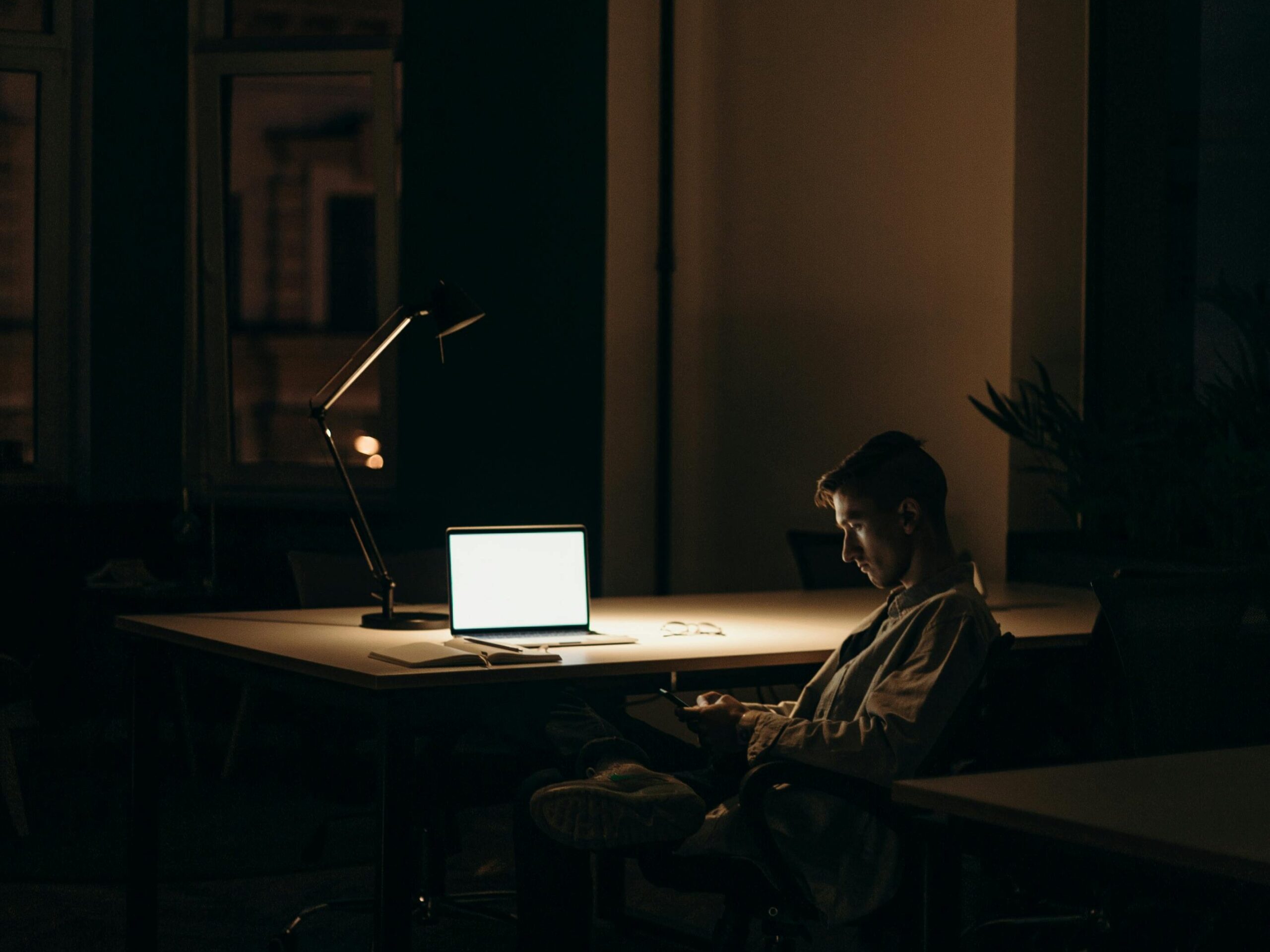 직장인의 현실을 느끼며 회의실에서 고민하고 있는 직장인의 모습