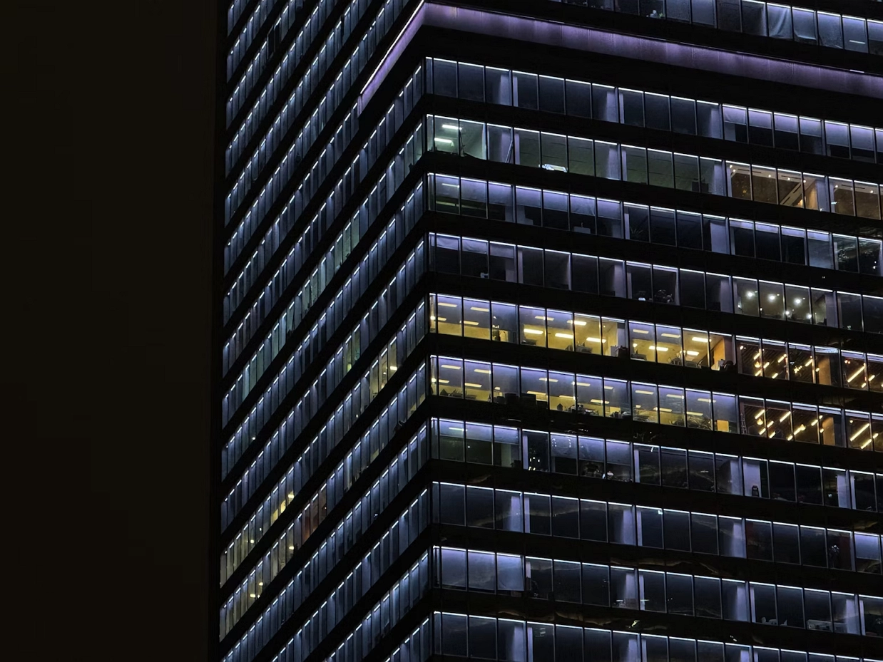 a-building-lit-in-the-middle-of-the-night 모두 야근 없는 회사를 꿈꾸지만 현실은 그렇지 못하죠