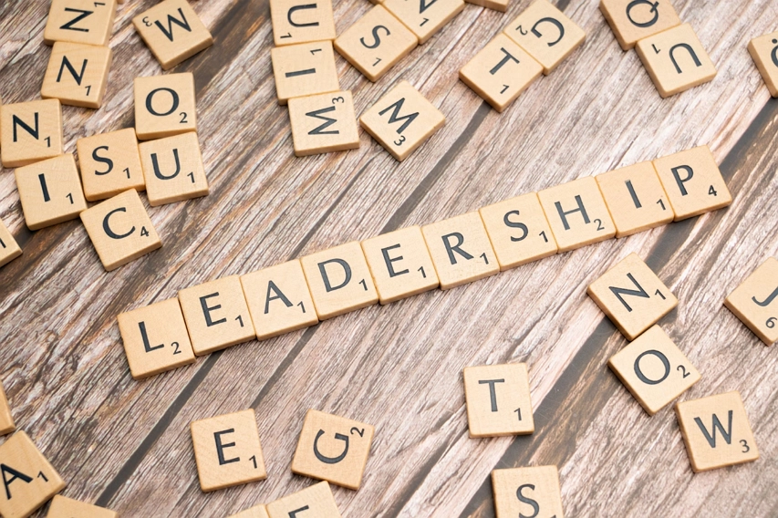leadership 나무-표면에-리더십이라는-단어를-철자하는-타일