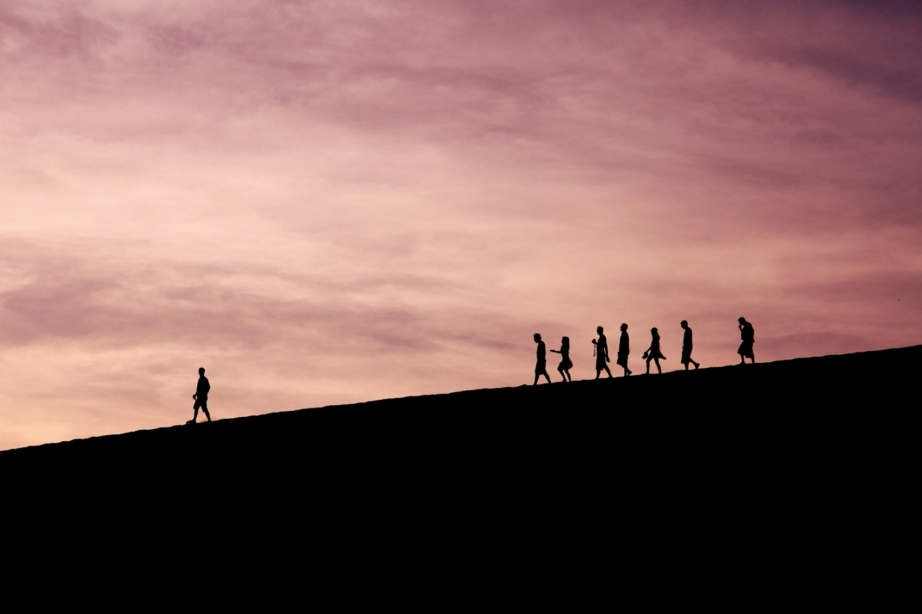 leadership-reflection-weight-of-leader 앞장서서 걷는 리더와 그를 따르는 구성원들의 이미지로 조직을 이끄는 리더의 무게를 표현한 이미지