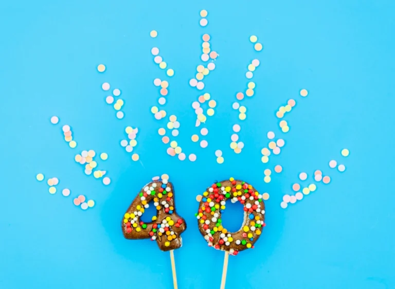 숫자 4와 0의 모양을 한 초코렛 주위로 화려한 폭죽이 터지는 모습