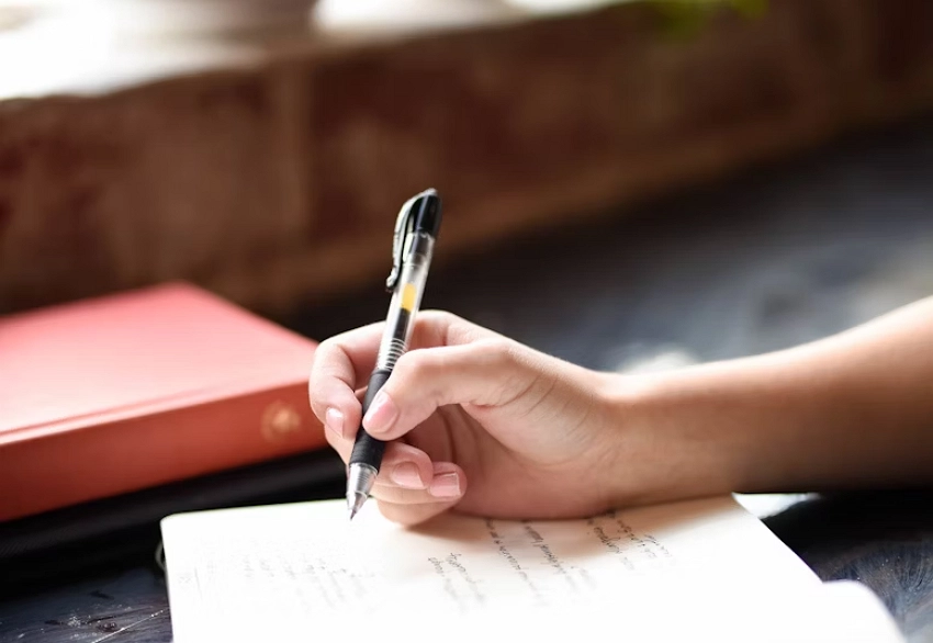 피드백을 메모하며 경청하는 직원